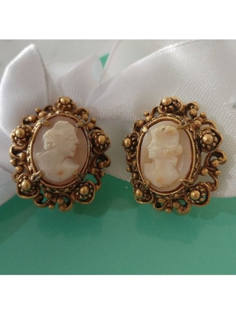 Vintage Florenza Shell Cameo Gold Metal Clip On Earrings Women's Portrait